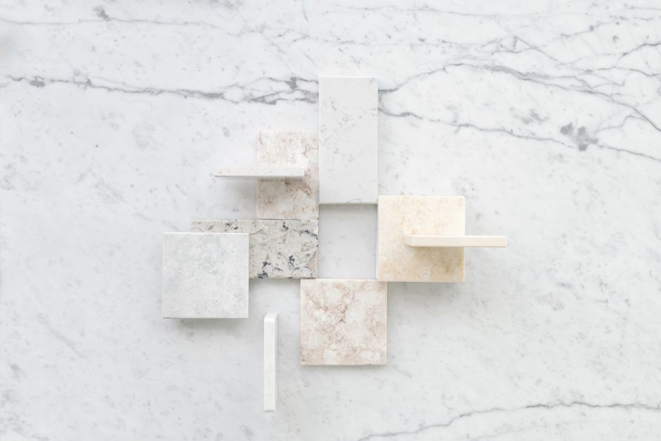 Tres muestras de encimera: porcelánico, granito y cuarzo compacto