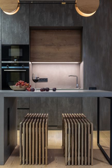 Cocina isla con roble claro y piedra caliza, colección Costa Blanca de CasaForma